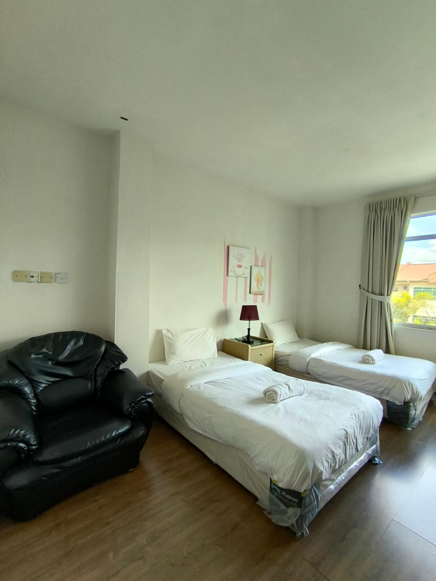 Natol Homestay - Kuching Home Penthouse Airport Road Bagian luar foto