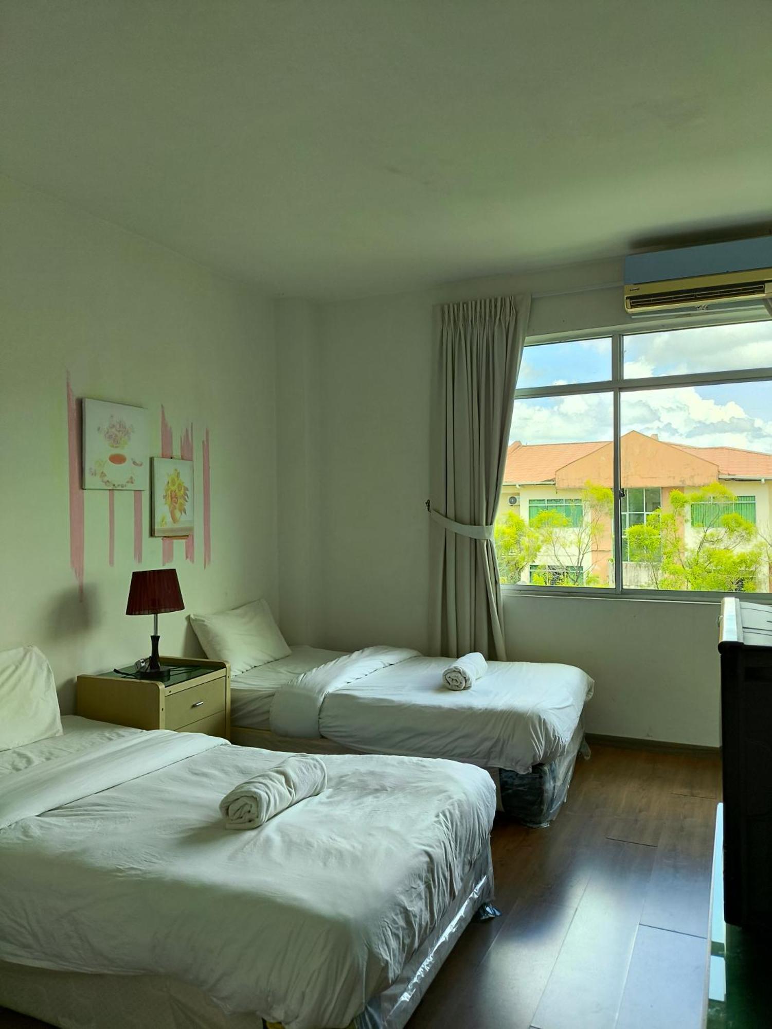Natol Homestay - Kuching Home Penthouse Airport Road Bagian luar foto
